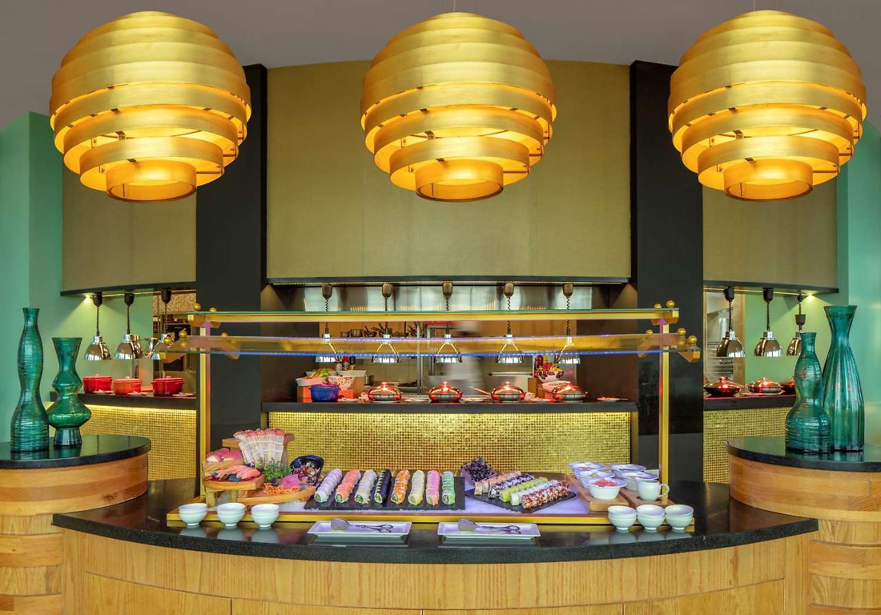 Symphony Style Hotel Kuwait Salmiya ภายนอก รูปภาพ The buffet at the restaurant
