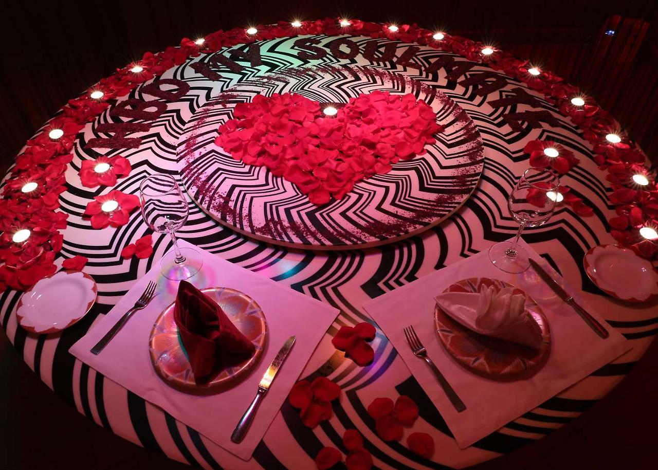 Symphony Style Hotel Kuwait Salmiya ภายนอก รูปภาพ A table at the restaurant