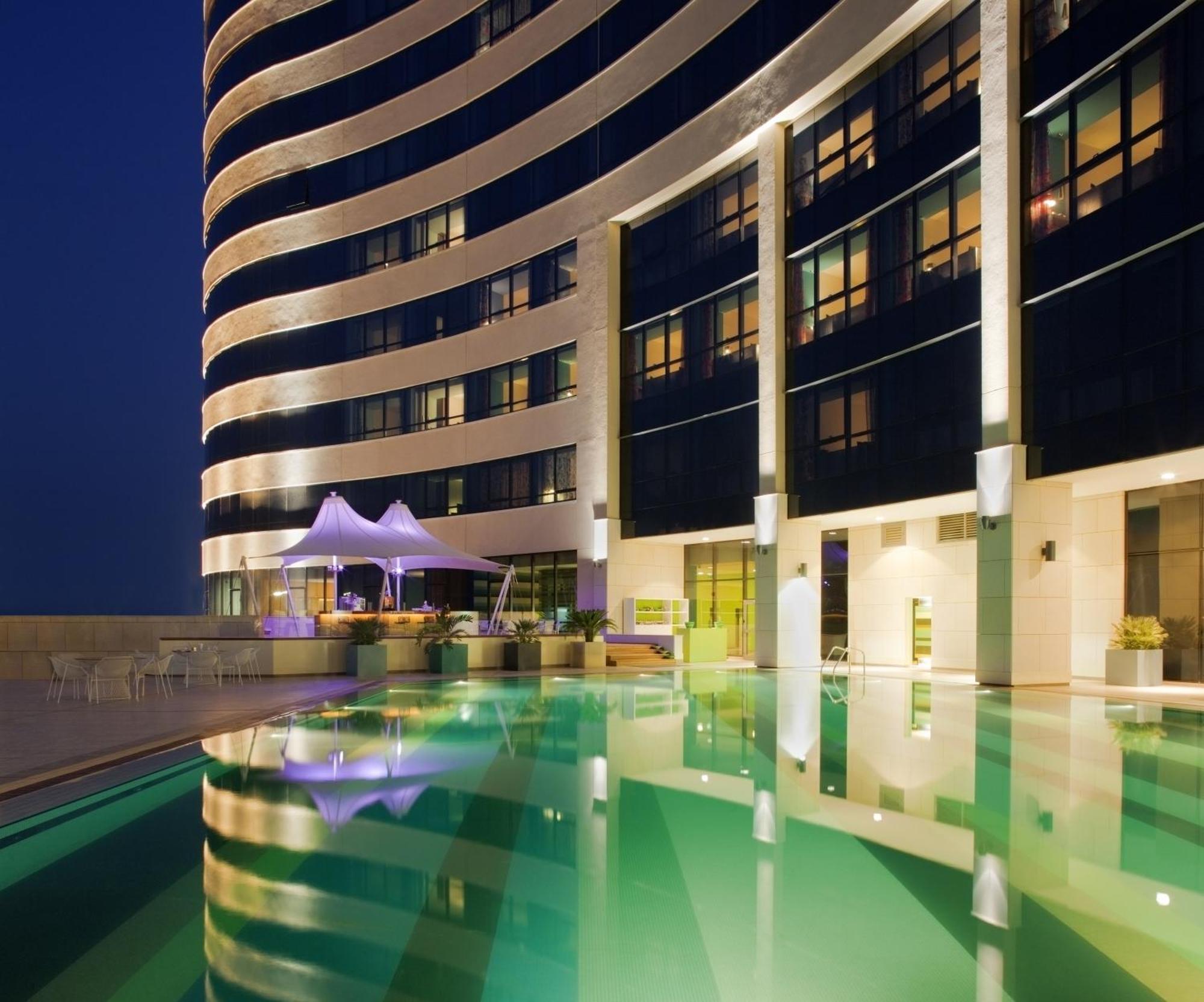 Symphony Style Hotel Kuwait Salmiya ภายนอก รูปภาพ The swimming pool at the hotel