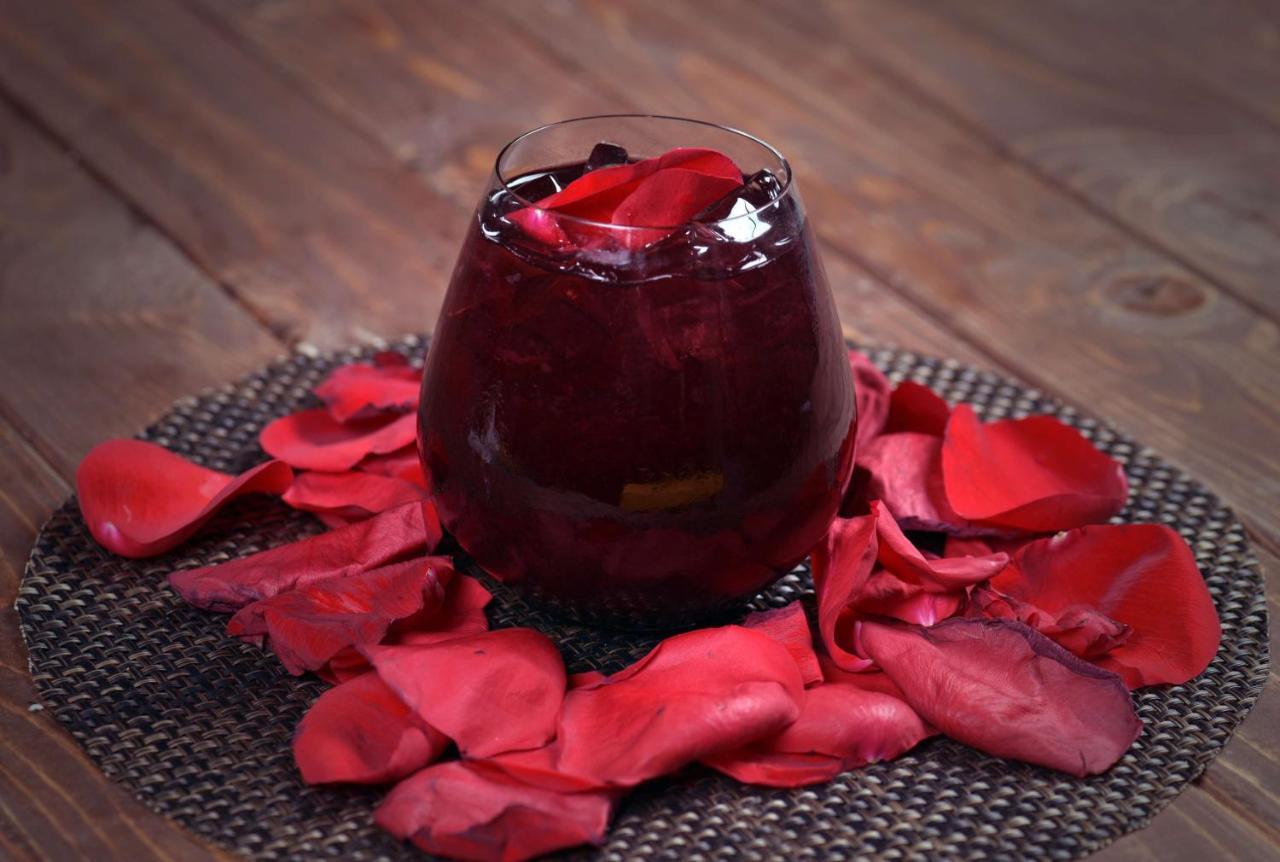 Symphony Style Hotel Kuwait Salmiya ภายนอก รูปภาพ A glass of pomegranate juice