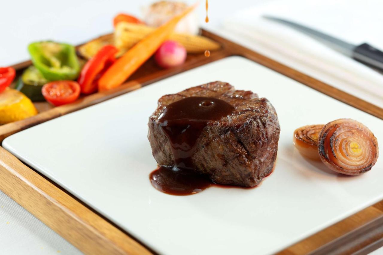 Symphony Style Hotel Kuwait Salmiya ภายนอก รูปภาพ A steak with sauce